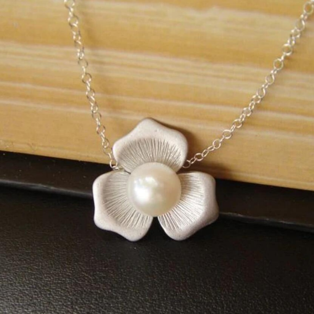 Petal Pearl Pendant Necklace High-grade Clavicle Chain