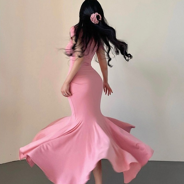 فستان طويل ضيق بأكمام قصيرة وخصر مطوي وذيل سمكة