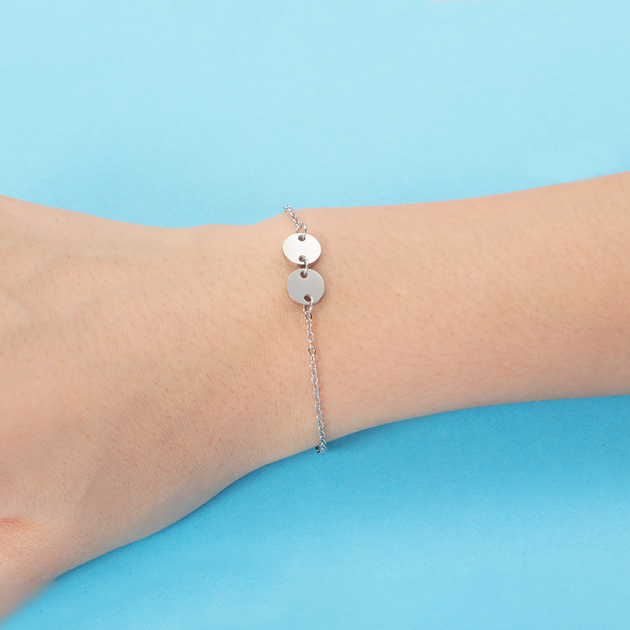 The Stainless Steel Round Plate Bracelet Is Adjustable And Personalized