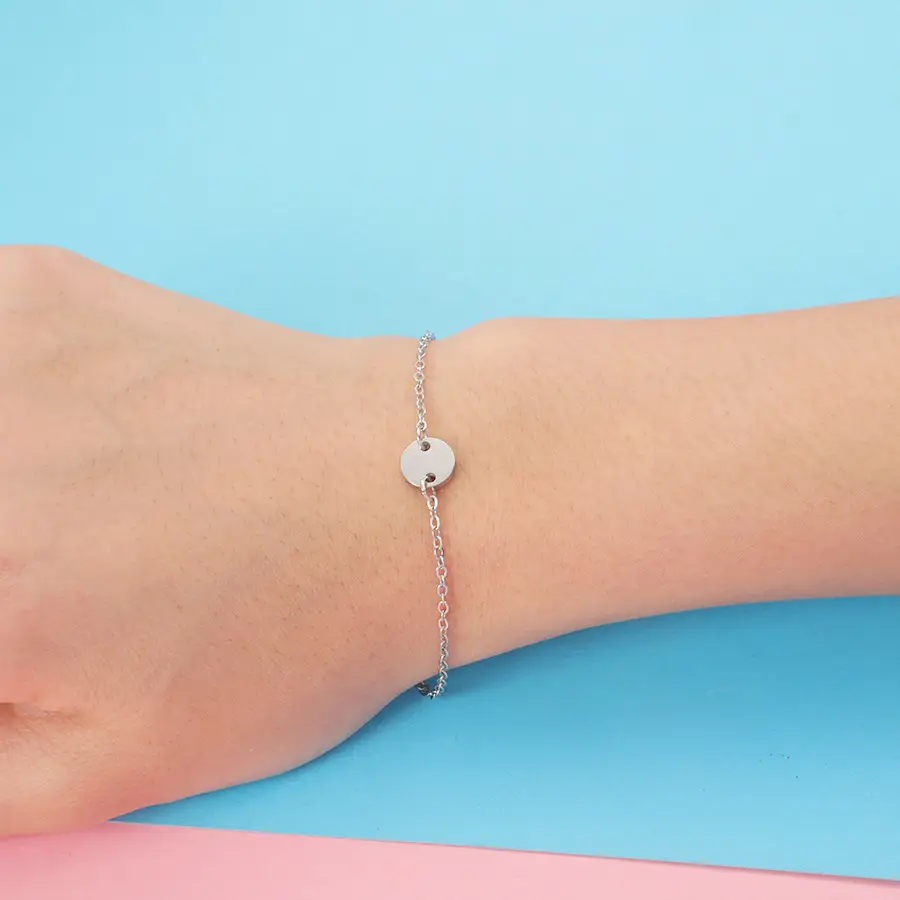 The Stainless Steel Round Plate Bracelet Is Adjustable And Personalized