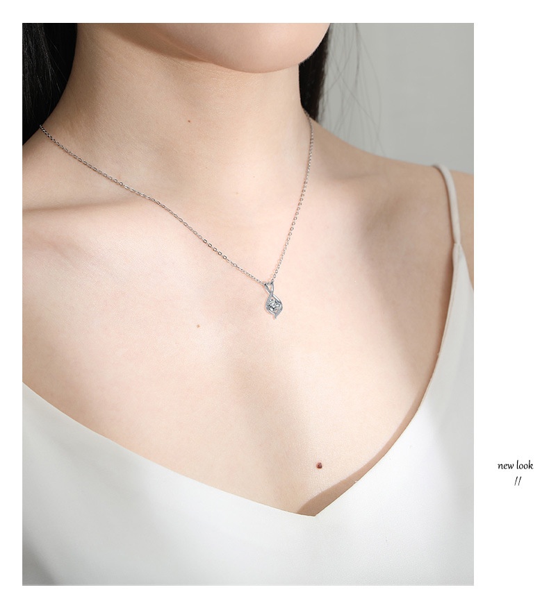 Adjustable fashion necklace with bright stones