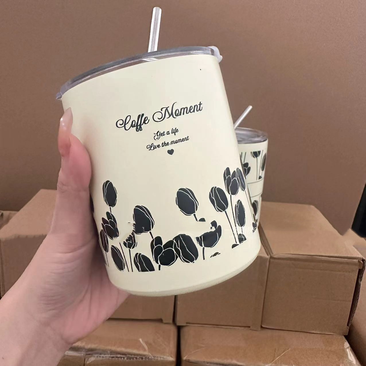 كوب حراري بغطاء وقشة بتصميم أنيق للبنات مع سهولة الحمل