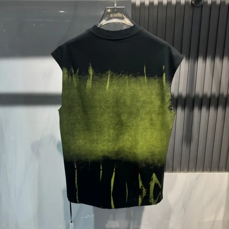Sleeveless Tank Top with Graphic Print and Gradient Design