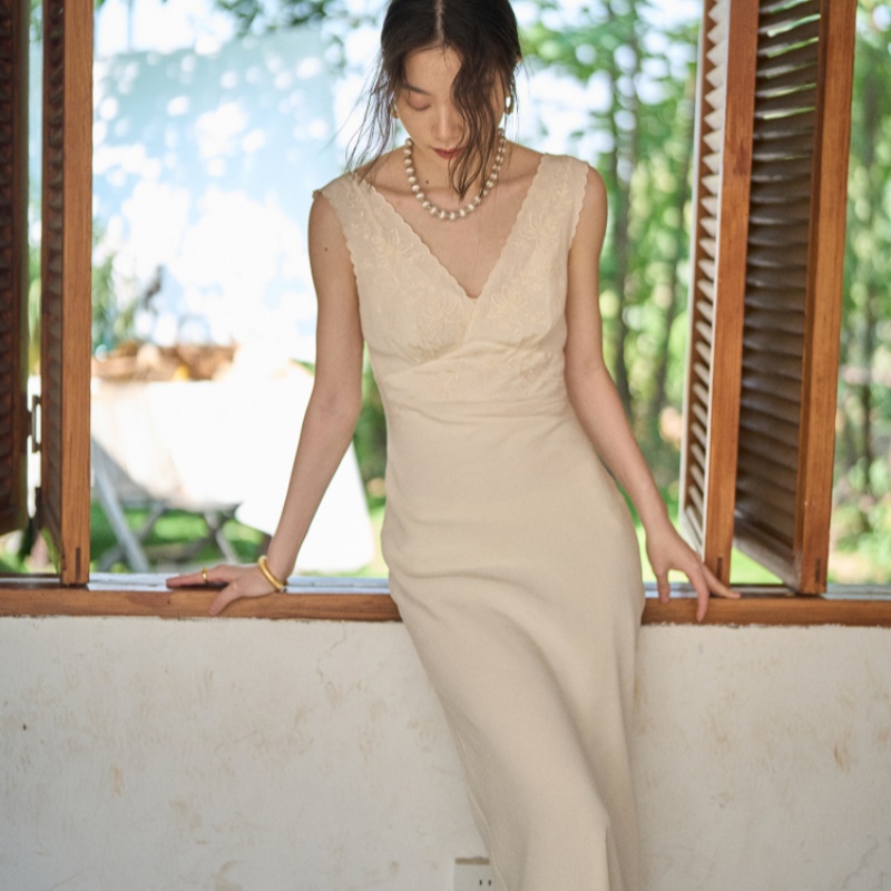 French Style Retro V-neck Embroidery Wave Lace Slim Fit Elegant Dress