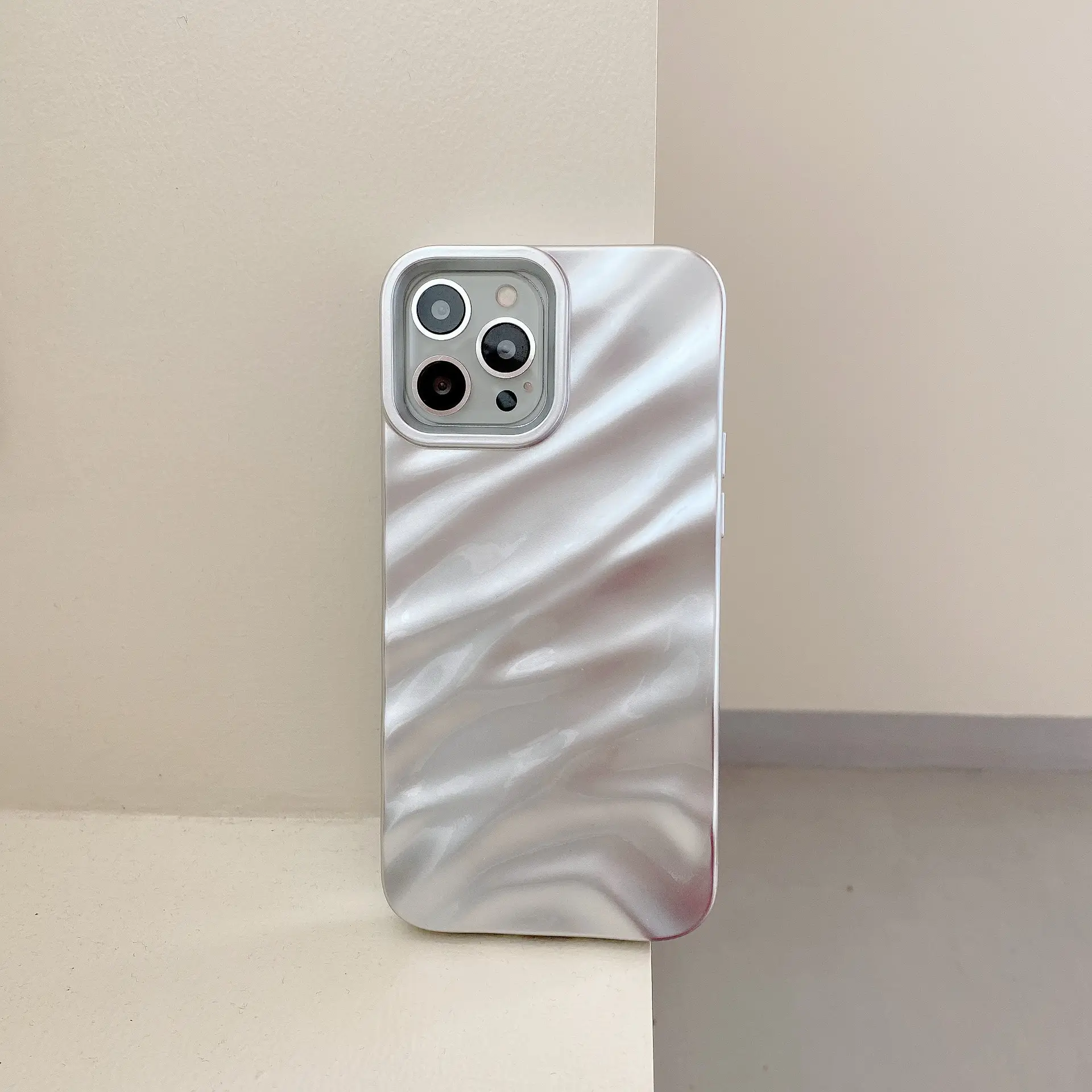 Anti-fall Soft Solid Color Wave Pleated Phone Case