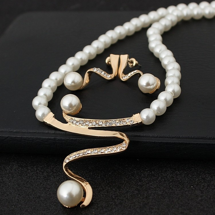 Pearl Necklace And Earrings Suite Deep V Clavicle