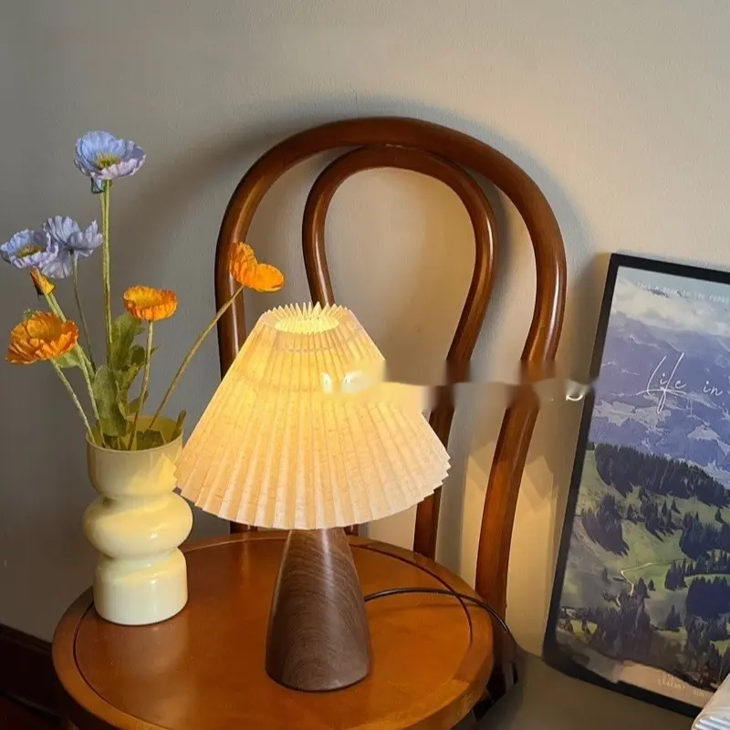 Nordic Retro Ceramic Table Lamp Pleated Bedroom Bedside