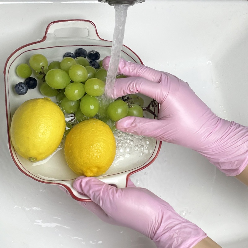Gros plan sur des gants en nitrile épaissis montrant le matériau étanche et la texture