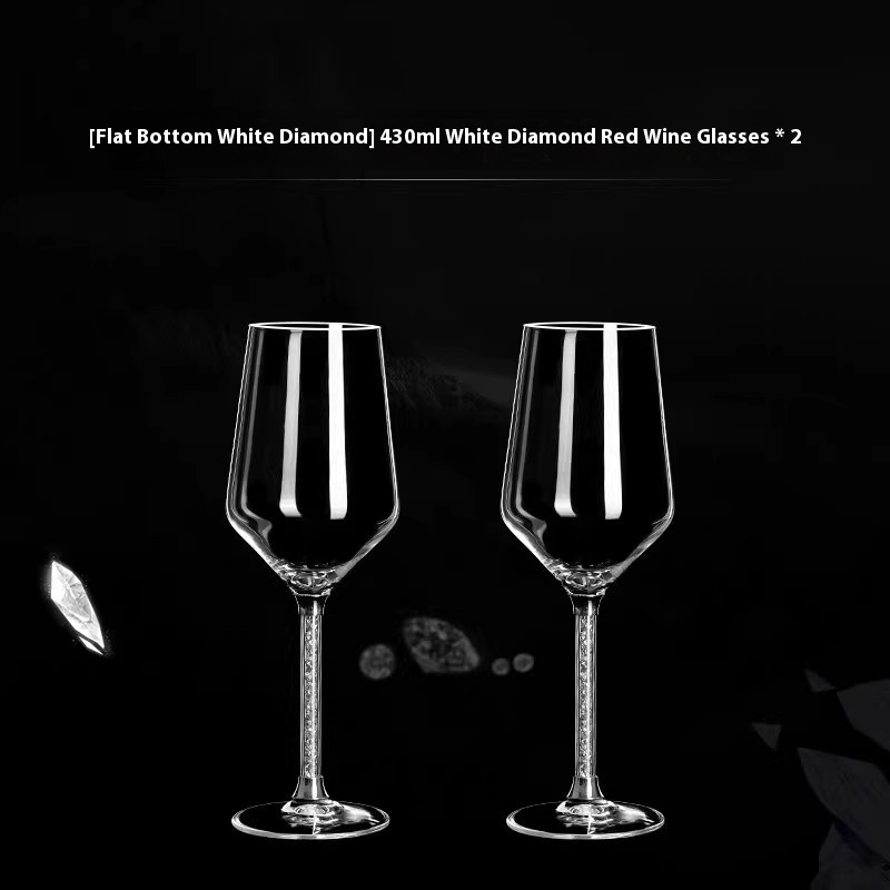 كأس نبيذ بطلاء الذهب وبرفقه ماسة بيضاء كريستالية