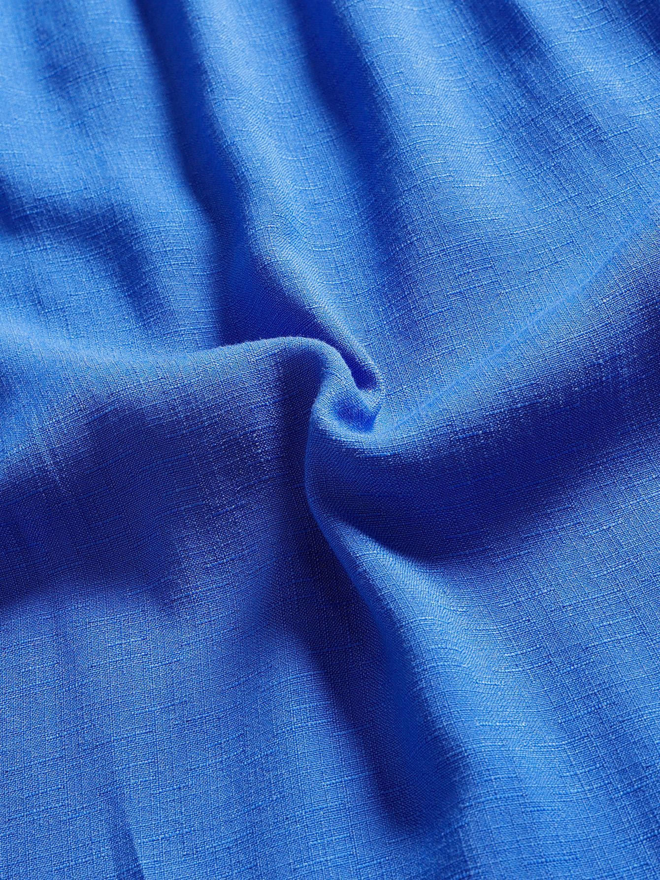 Blaues Midikleid – Detailansicht breiter Taillenbund