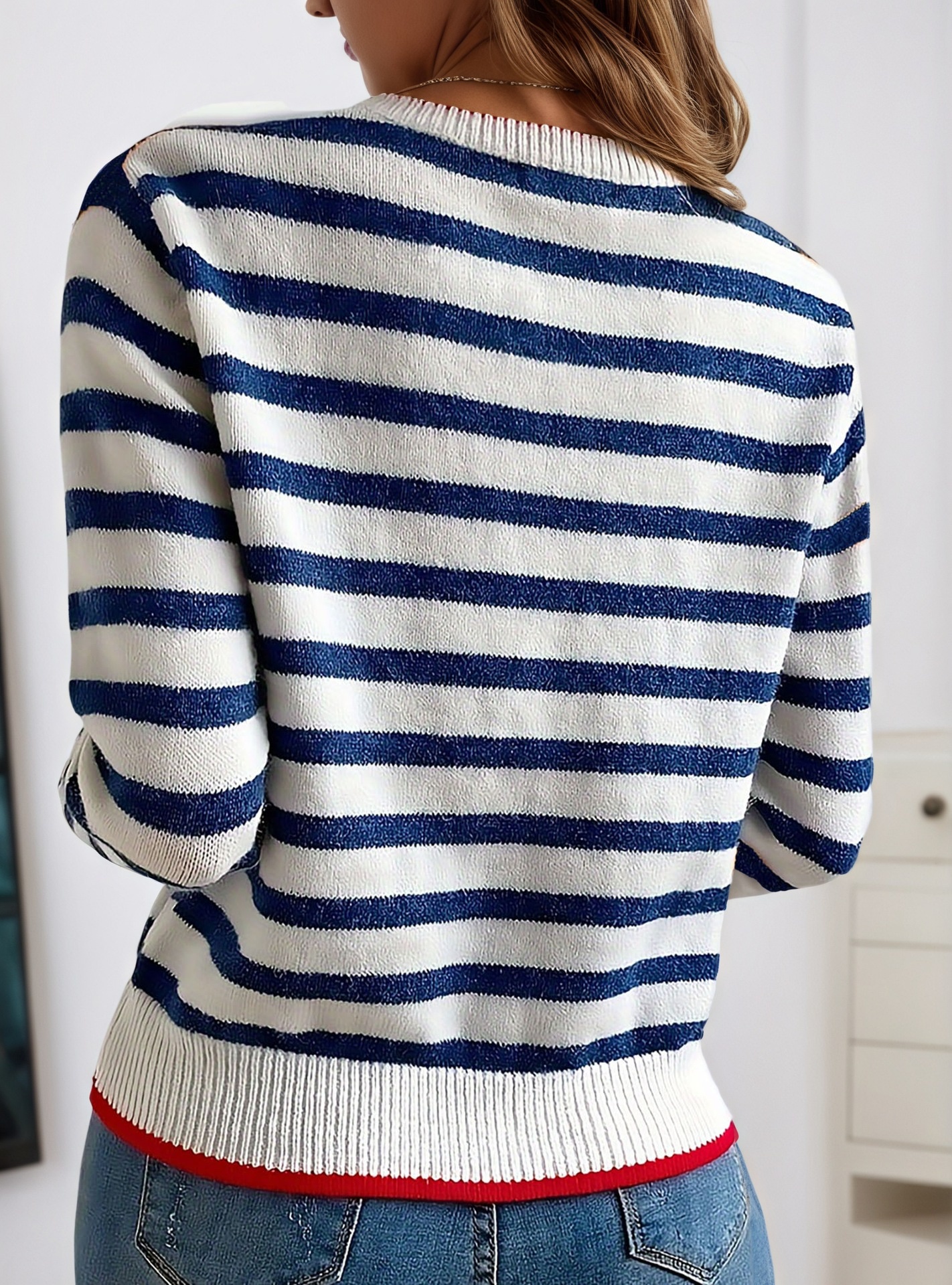 Saphirblauer Damenpullover mit Kontraststreifen – Styling-Beispiel 2