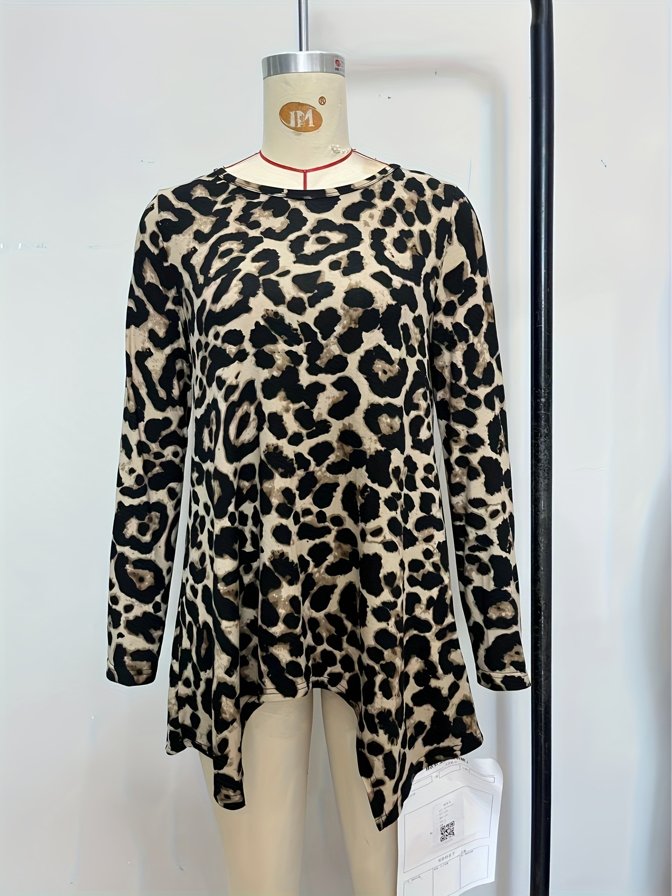 Loose-fitting Casual Round-neck Leopard Print Knitted Asymmetric Hem Top