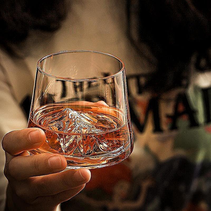 كوب نبيذ منزلي بتصميم جبل جليدي أنيق