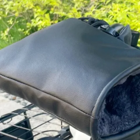 Electric Vehicle Gloves Are Warm and Thickened