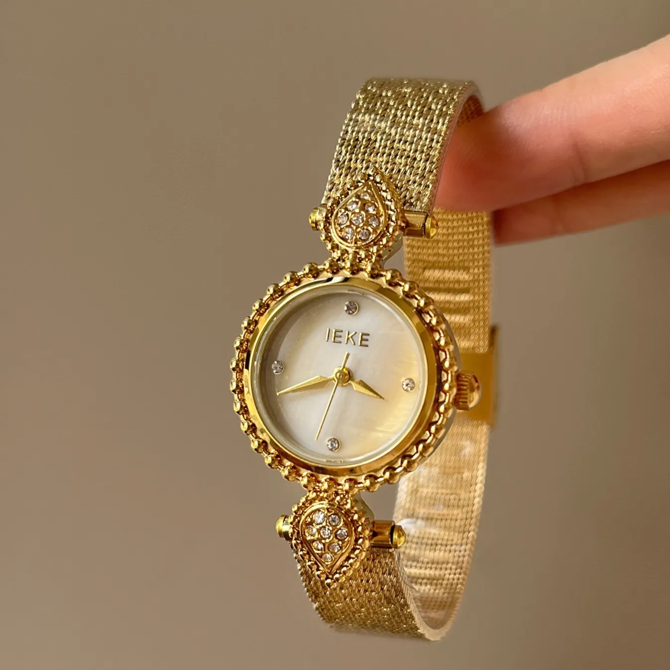 Fashion Casual Retro Court Ancient Style Watch