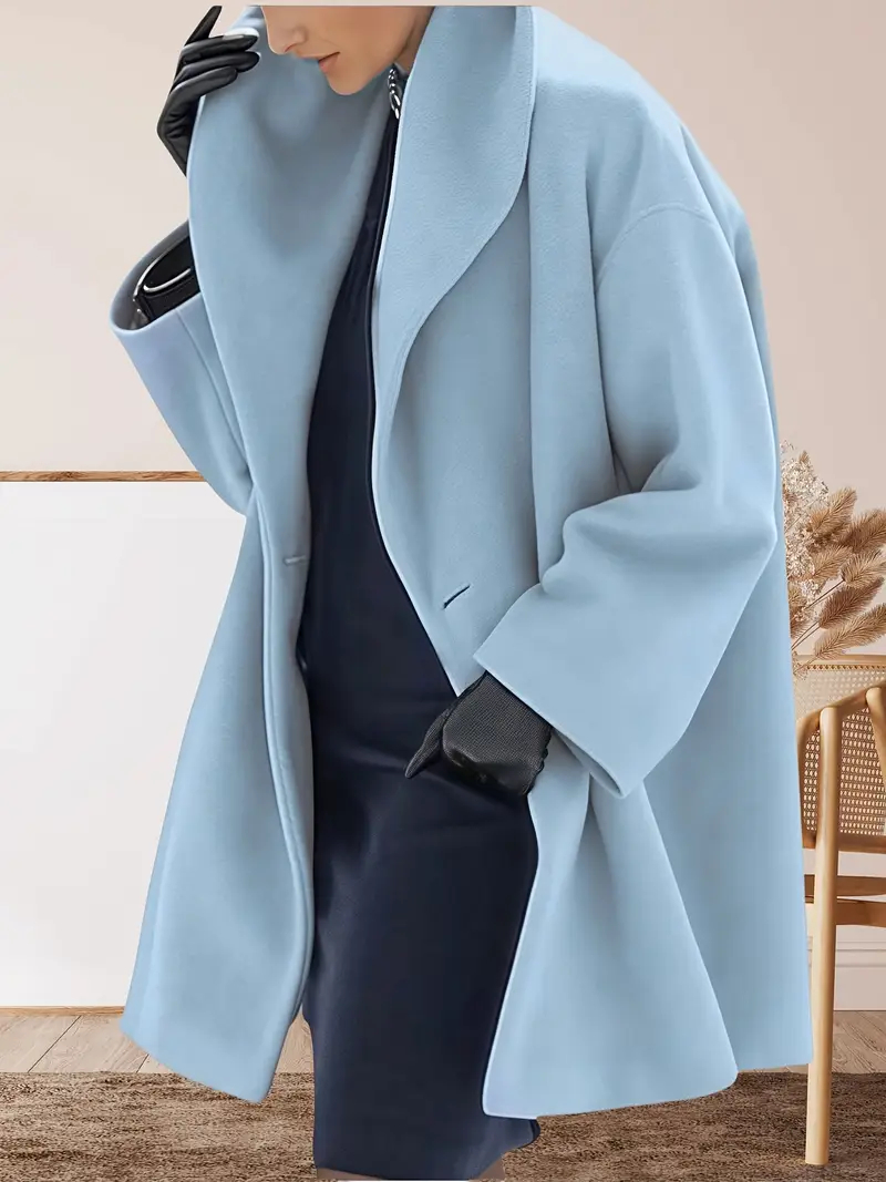 ein weicher, hellblauer, übergroßer Mantel aus Wolle für Damen mit weitem Kragen und entspanntem Sitz, lange Ärmel