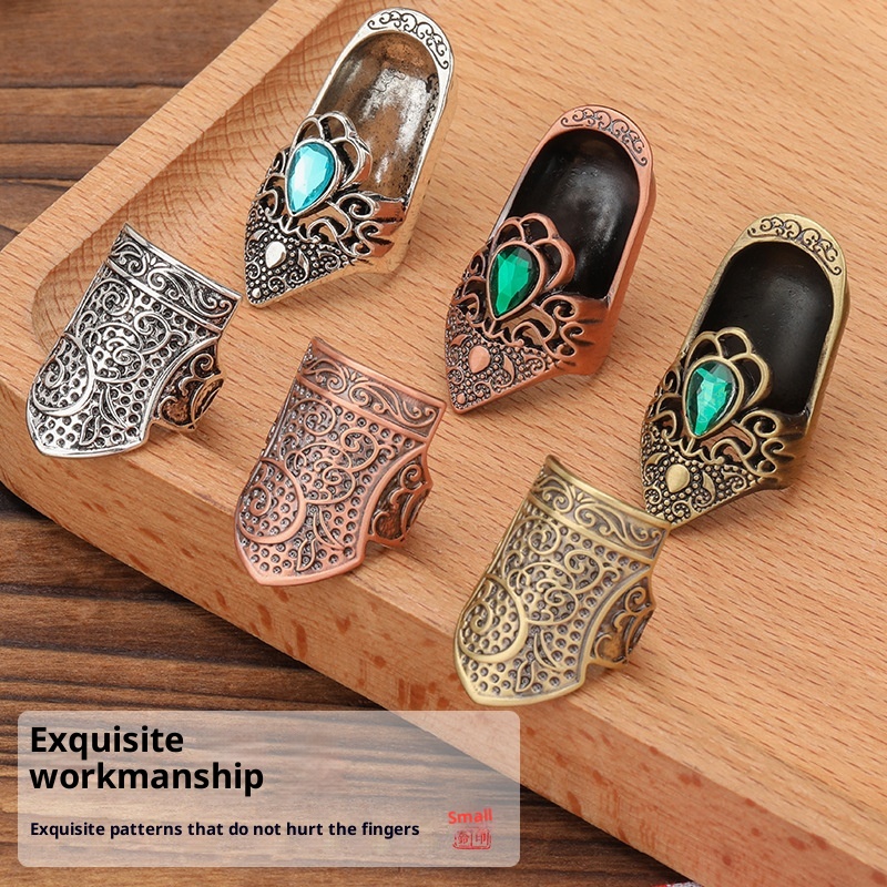 Retro European-style Diamond-embedded Flower Ring Shield