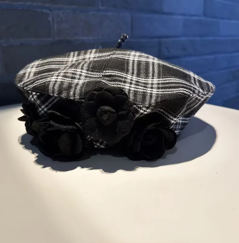 A Sweet And Charming Little Hat For Ladies - Black