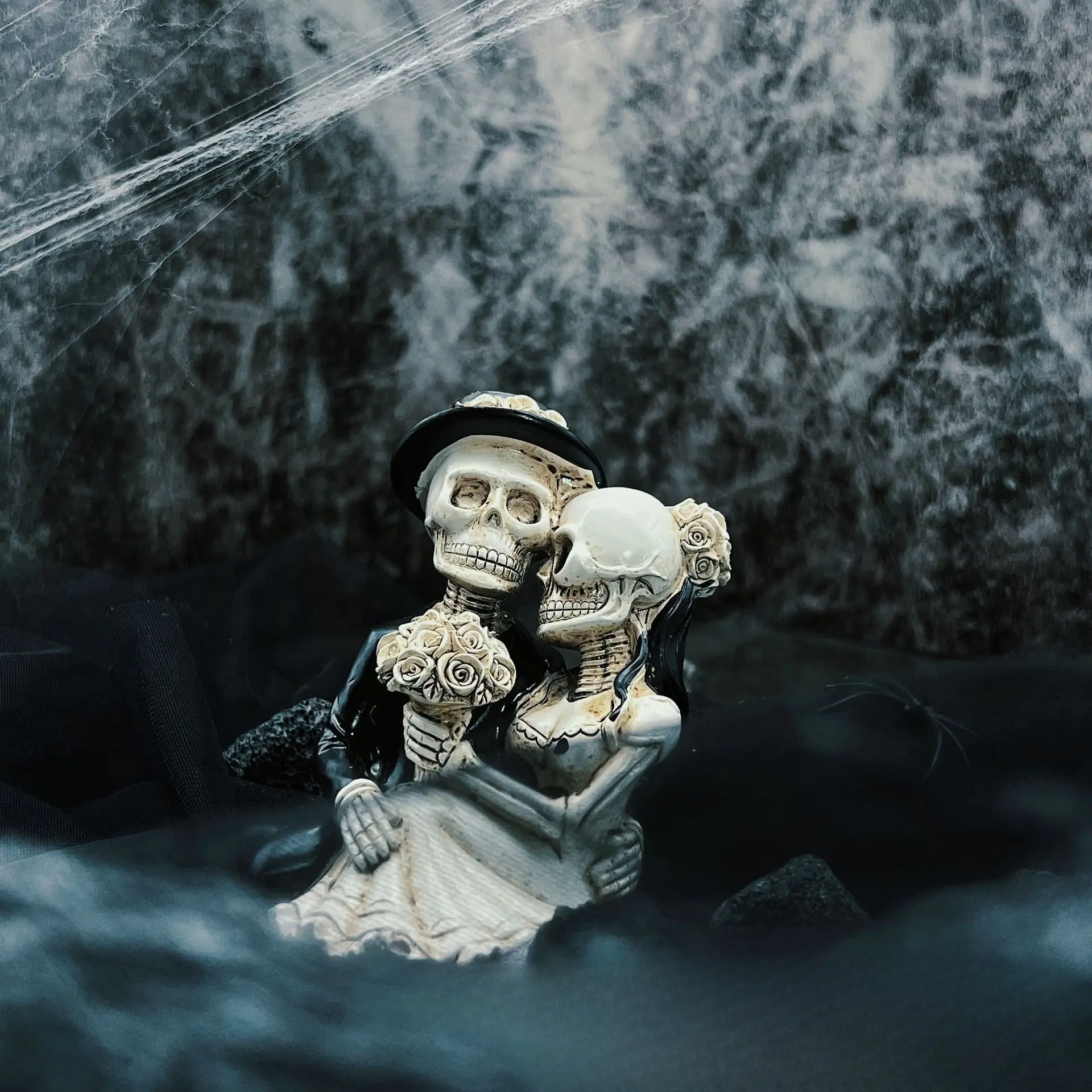 Retro New Halloween Skeleton Couple Resin Ornament
