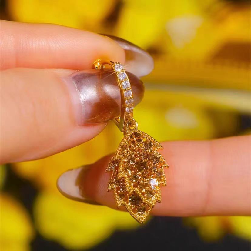 Leaf Flash Design Niche Fashion Versatile Elegant Women's Earrings - Image 4