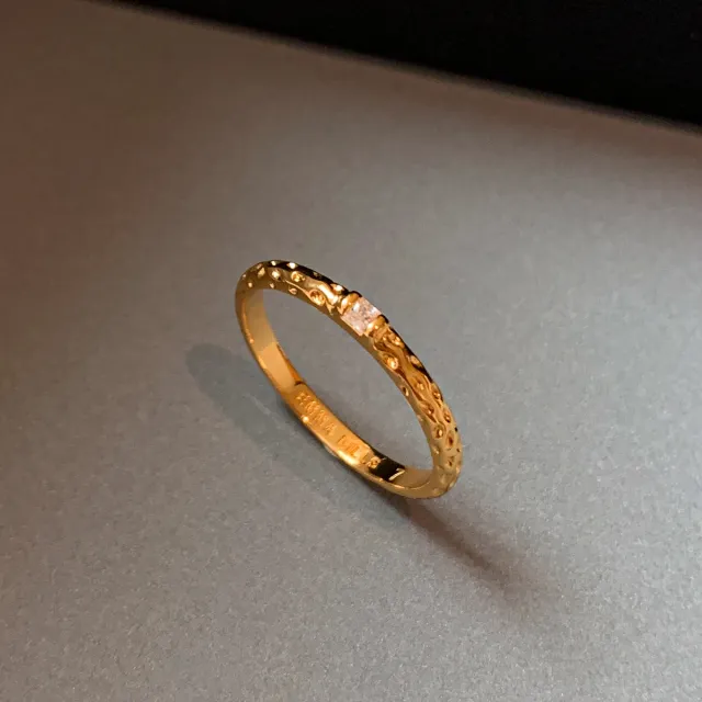 A Woman With A Small Sugar Plain Ring Gold - Shop at LoveMi