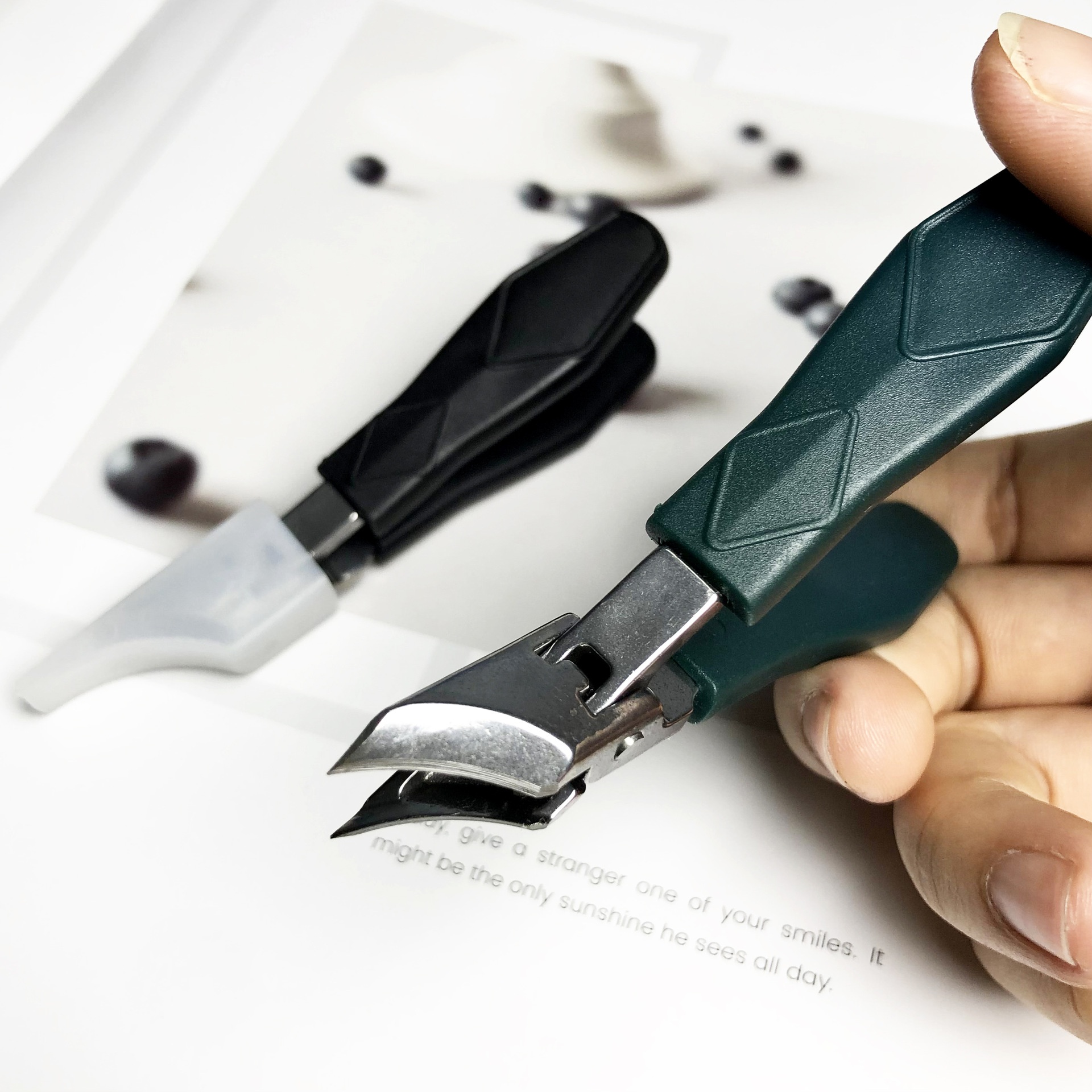 Slanted-jaw Nail Clippers Designed To Prevent Splashing During Ingrown Toenail Care