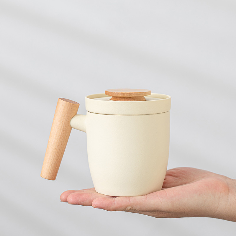 Cream-style Ceramic Tea Cup With A Built-in Tea Leaf Separator Perfect For Personal Office Use Complete With Lid And Strainer