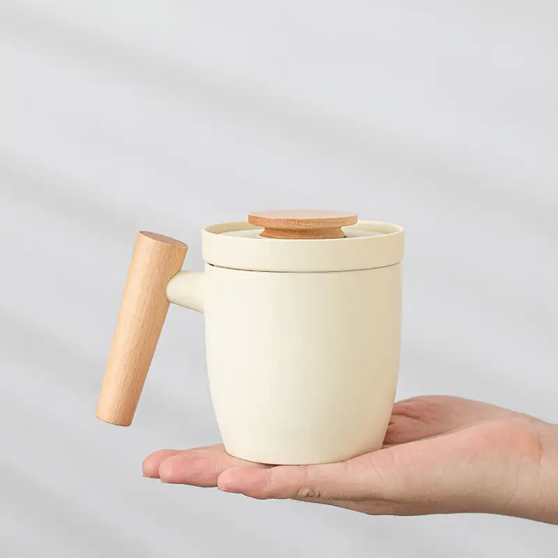 Cream-style Ceramic Tea Cup With A Built-in Tea Leaf Separator Perfect For Personal Office Use Complete With Lid And Strainer