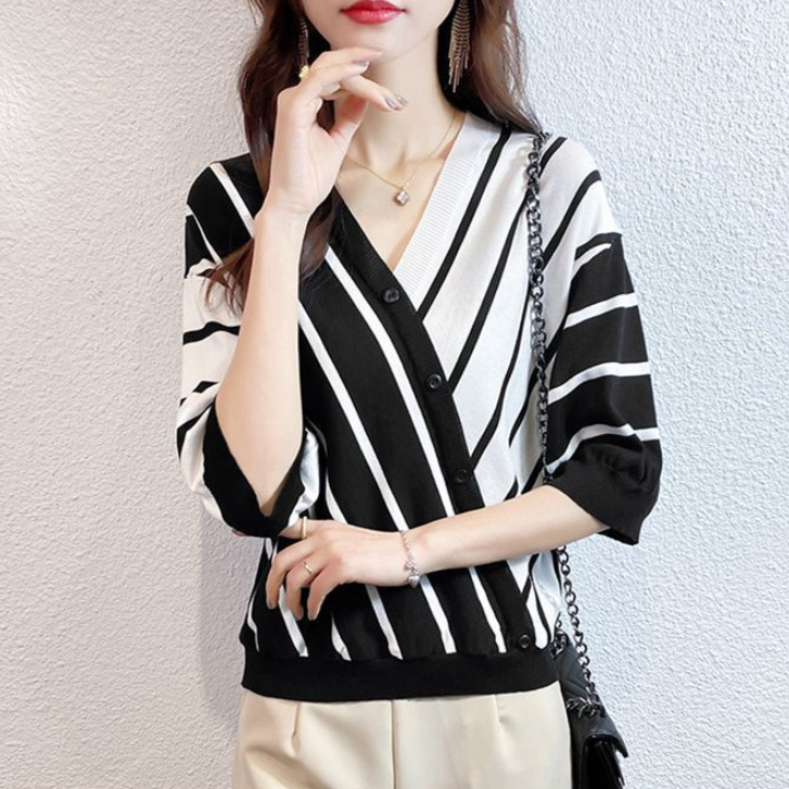 High-quality V-neck Knit Top Thats Loose-fitting And Slimming