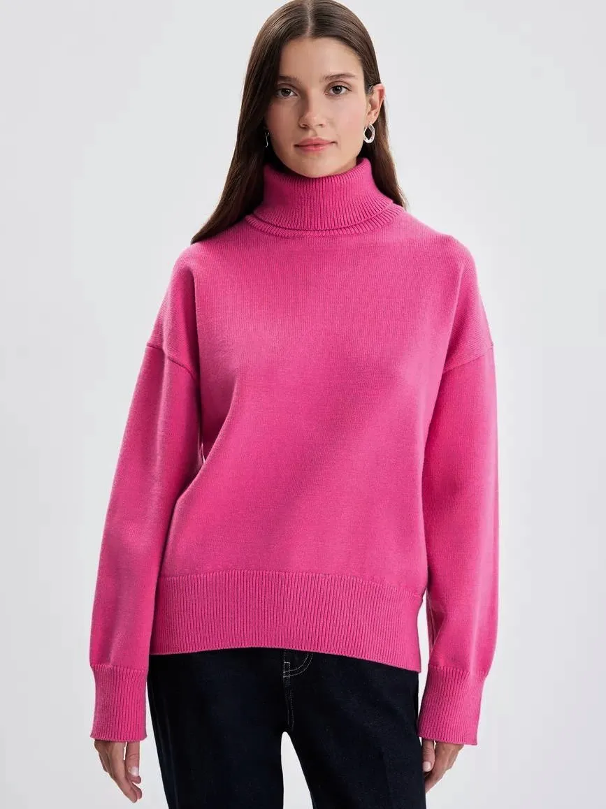 Women's Solid Colour Pullover Knitted Sweater With High Neck - Red