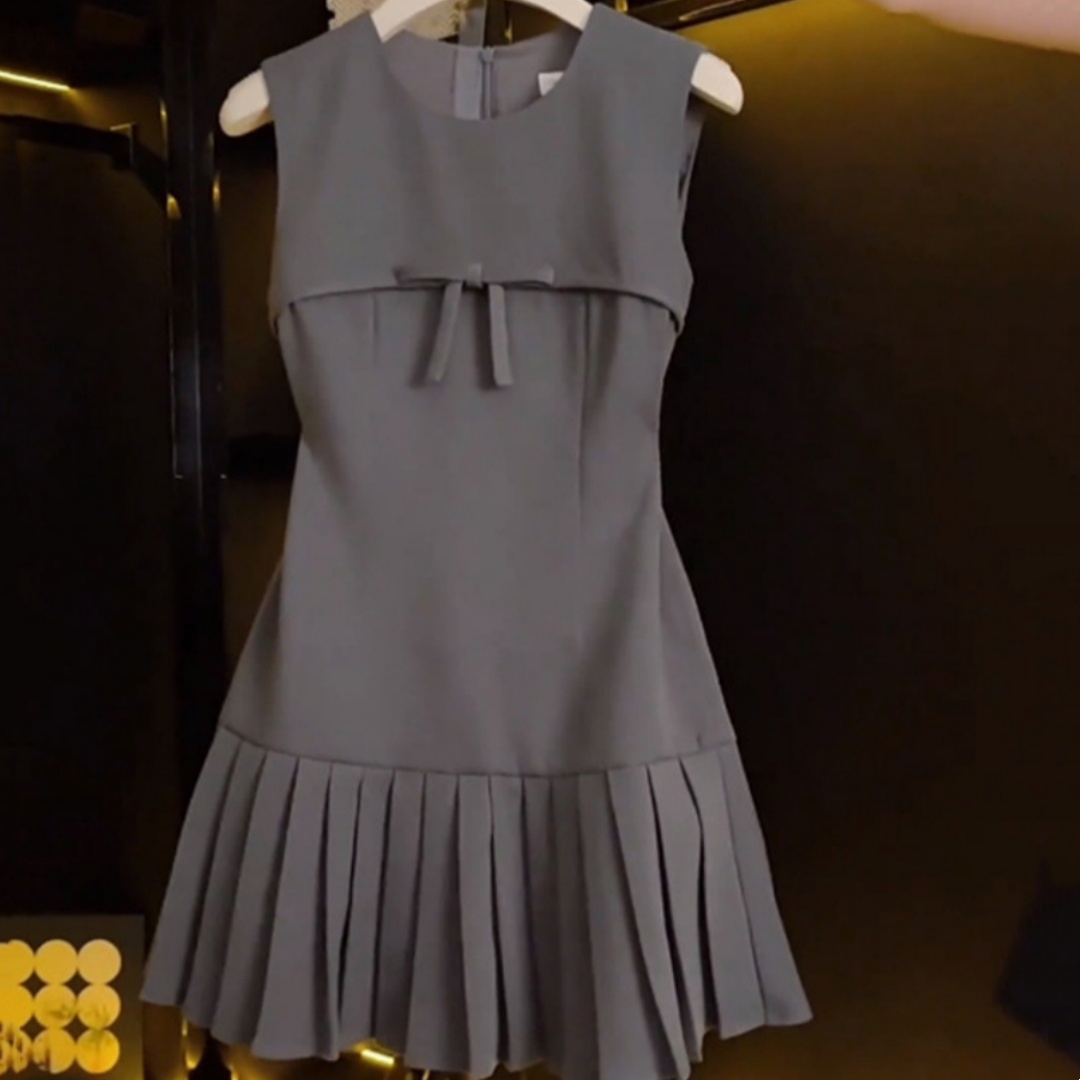 Gentle Feminine Pleated Dress With A Bow For Slimming Look