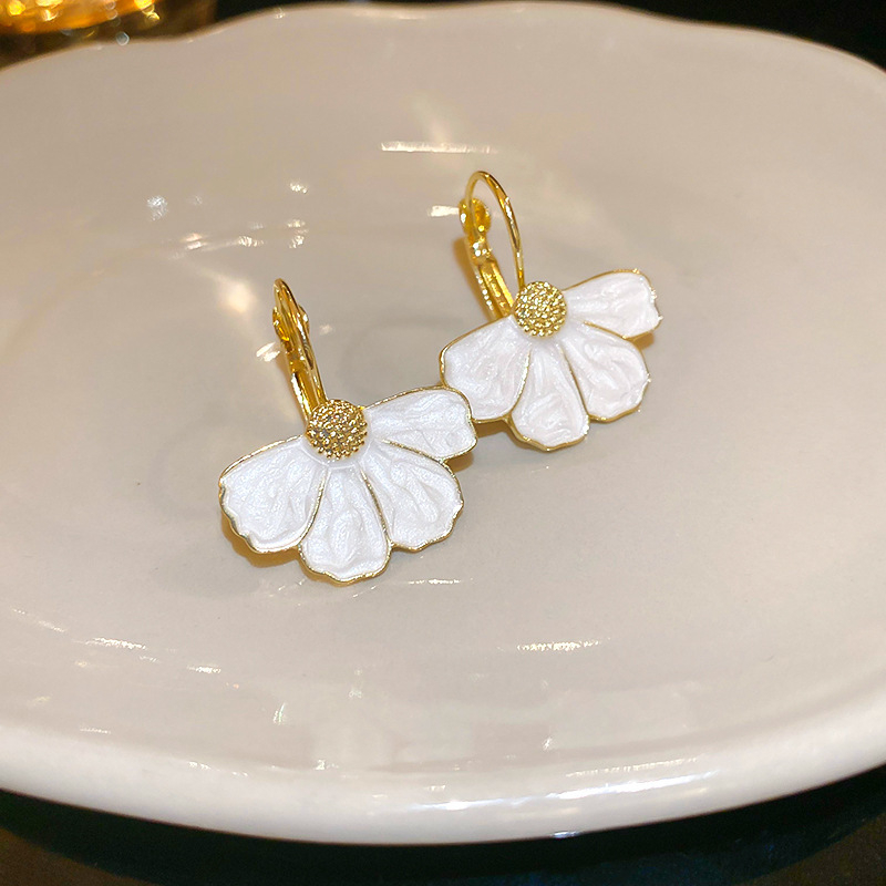 Vintage Oil-drip Flower Earrings In A Mid-century Style