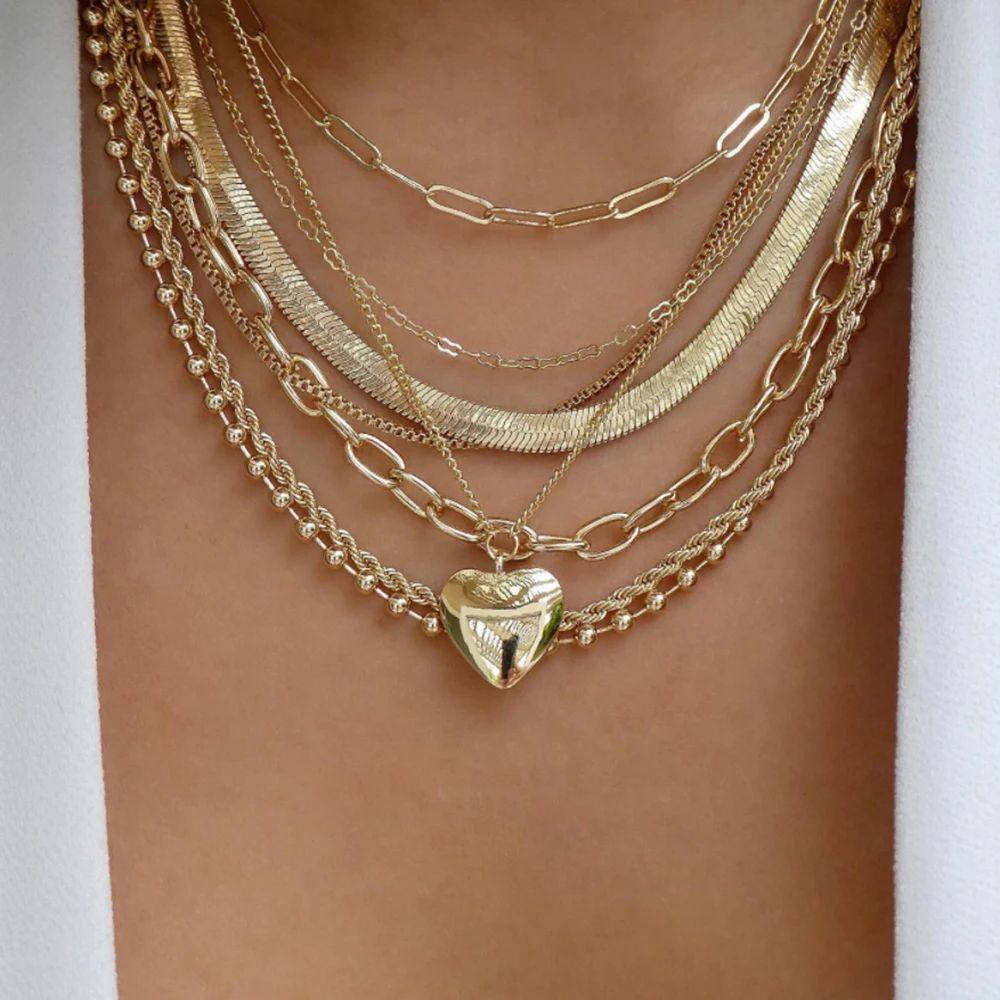 Stylish gold pendant necklace for casual outfits