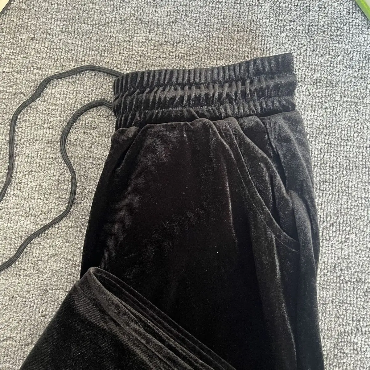 Gold Velvet High-waisted Solid-color Pants Are Slimming And Loose-fitting.