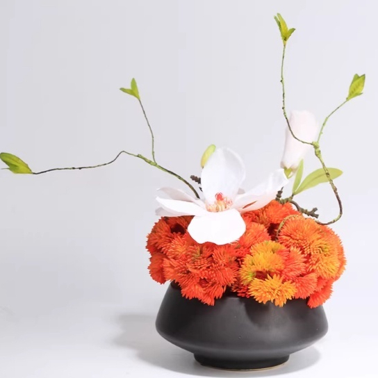 Simulated Flower Decoration In The Middle Of The Home Round Table
