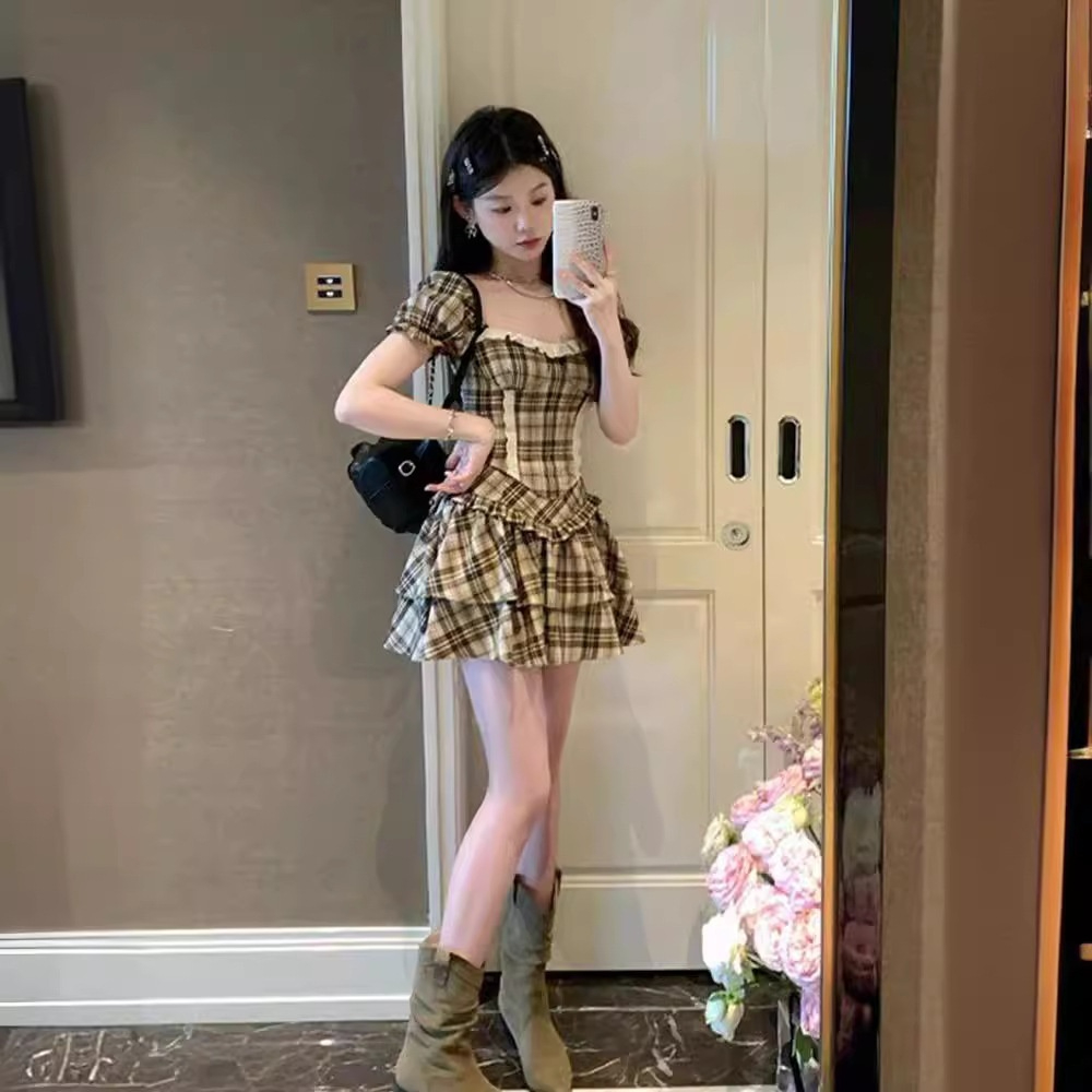 Elegant Sophisticated Short-sleeve Shirt Paired With A Trendy Ruffled Voluminous Skirt