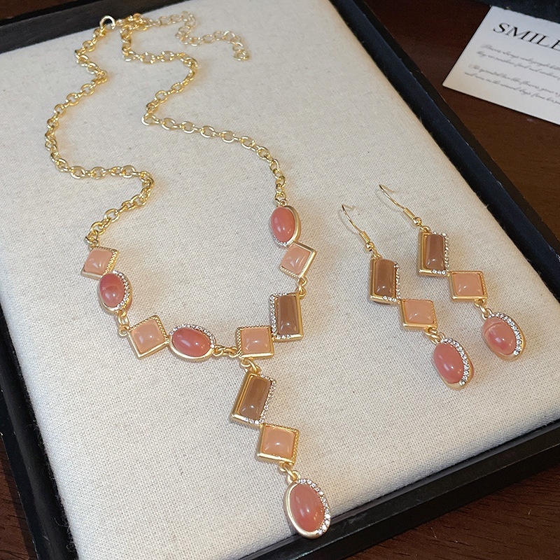 Womens Vintage Geometric Necklace With Diamonds