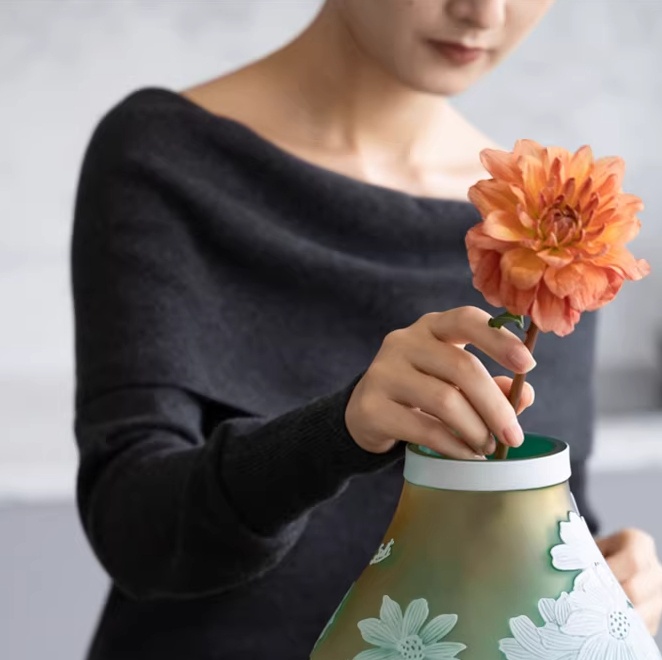 Ge Lei Vintage Spring Chamomile Peony Hand-Carved Relief Vase Ornament