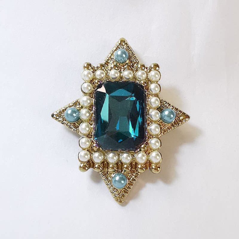 Vintage Antique-style Opulent Baroque Royal Crown Brooch For Mens And Womens Suits