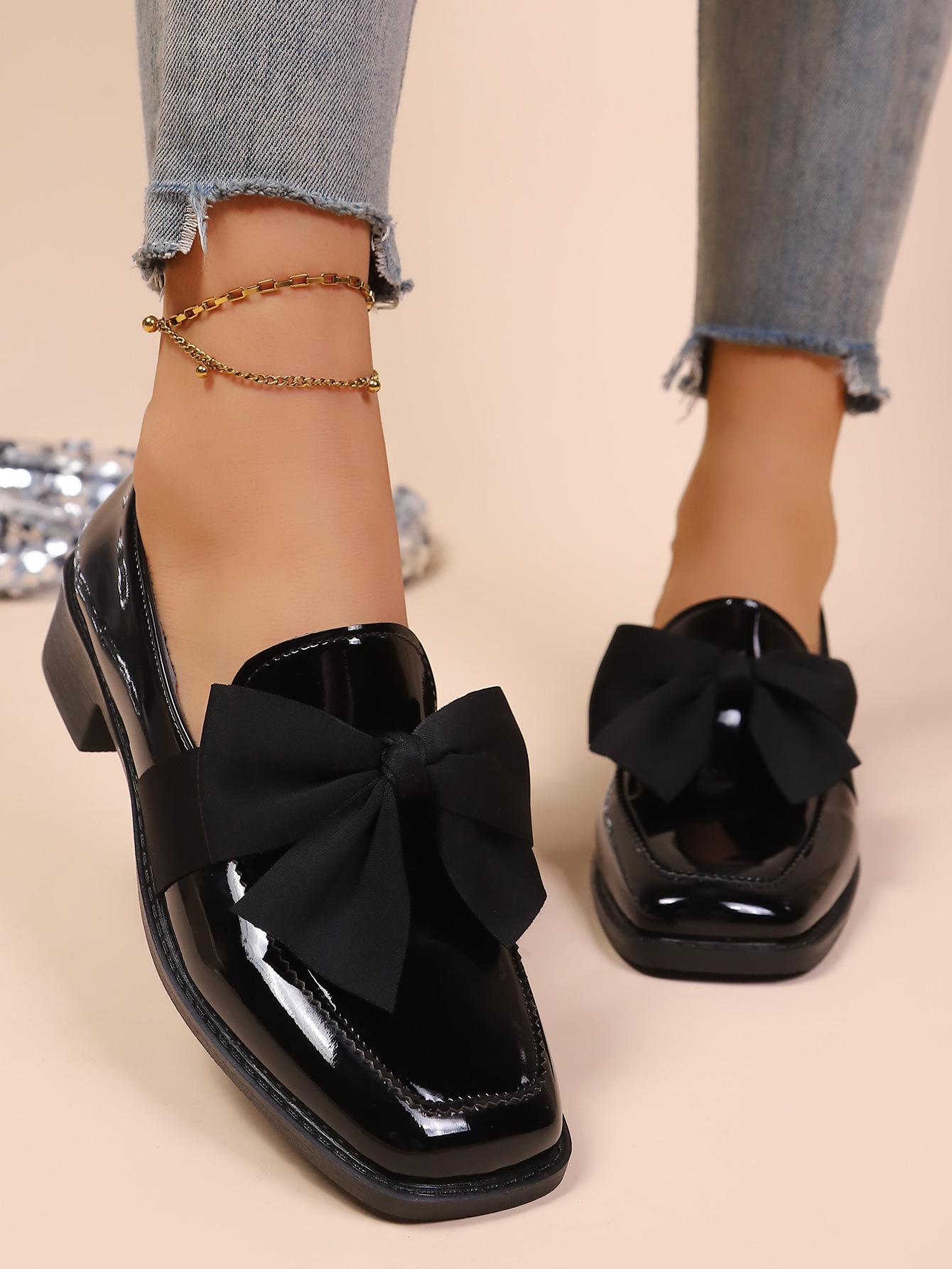 Womens Versatile Flat Leather Shoes With A Bow