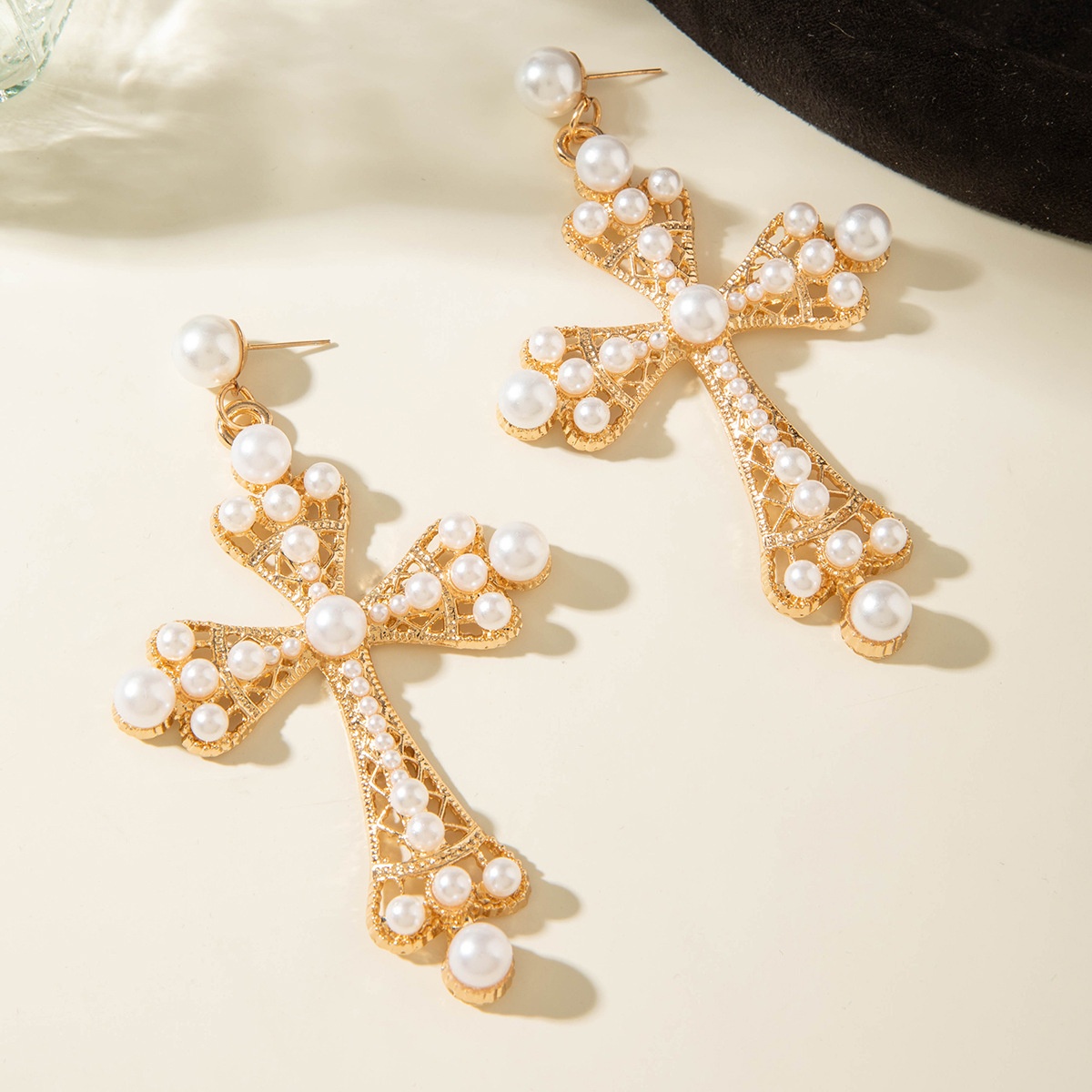 Fashionable Light-luxury Pearl-inlaid Stud Earrings