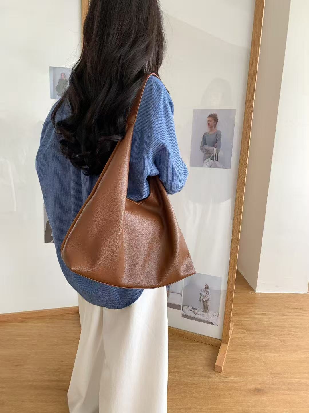 Womens Stylish Retro Large-Capacity Shoulder Bag