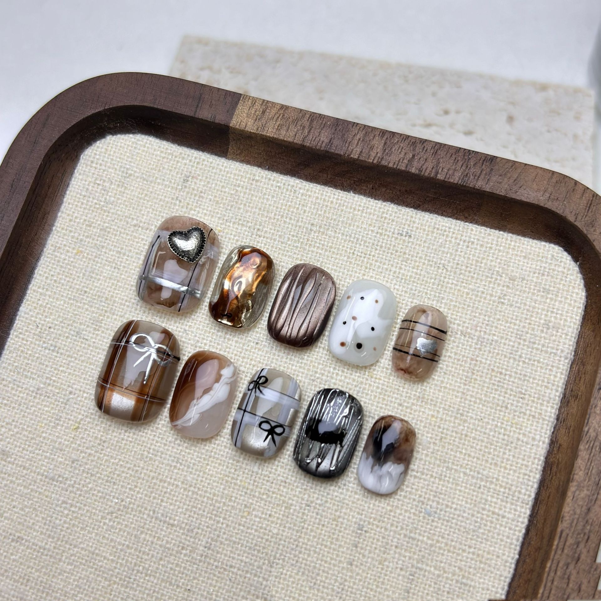 Hand-painted Fallwinter Wearable Nails That Make Your Hands Look Whiter