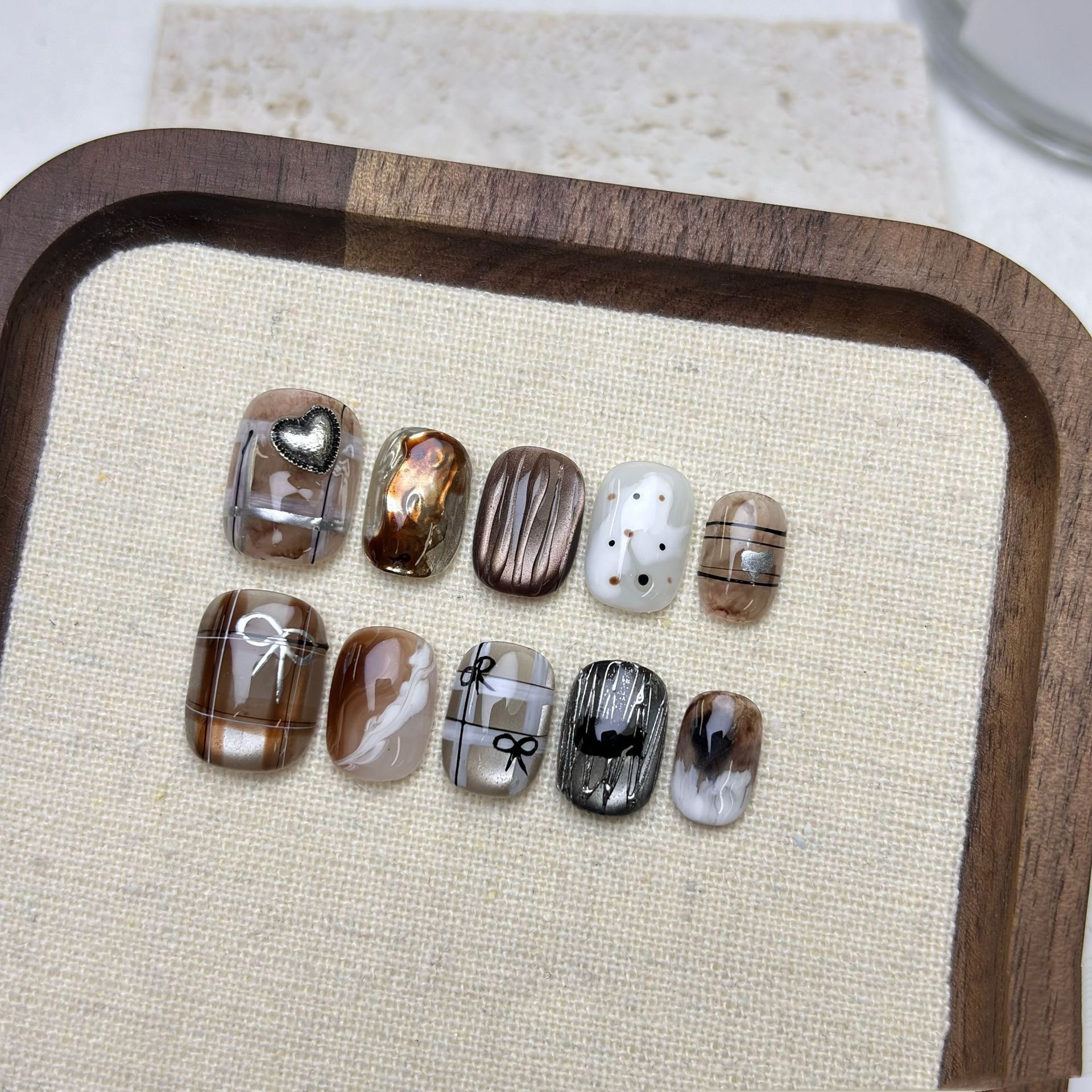 Hand-painted Fallwinter Wearable Nails That Make Your Hands Look Whiter