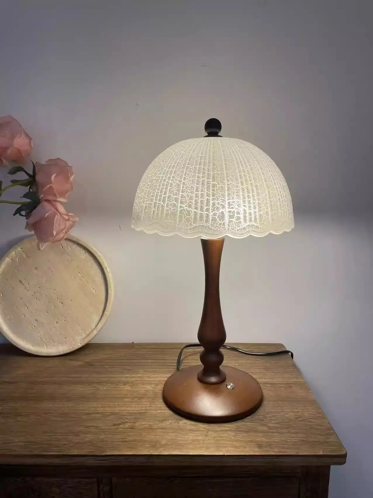 Vintage-style Ice-crack Pattern Glass Table Lamp