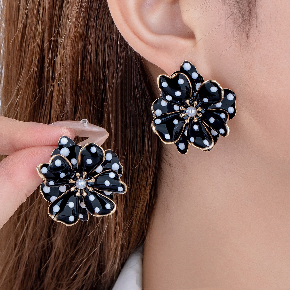 French-style Retro Black And White Polka-Dot Flower Earrings