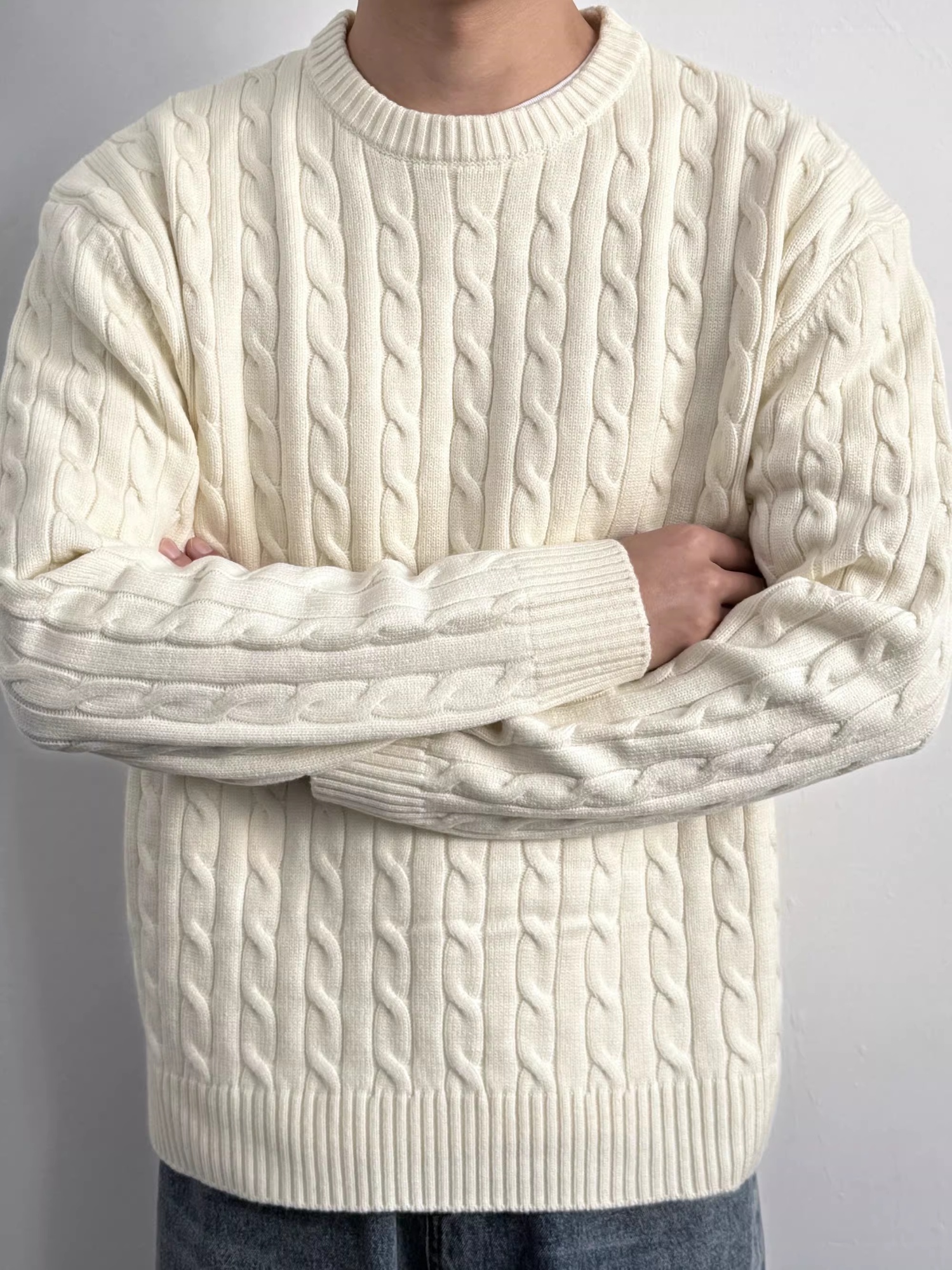 Minimalist Old-fashioned Cable Knit Crew Neck Sweater
