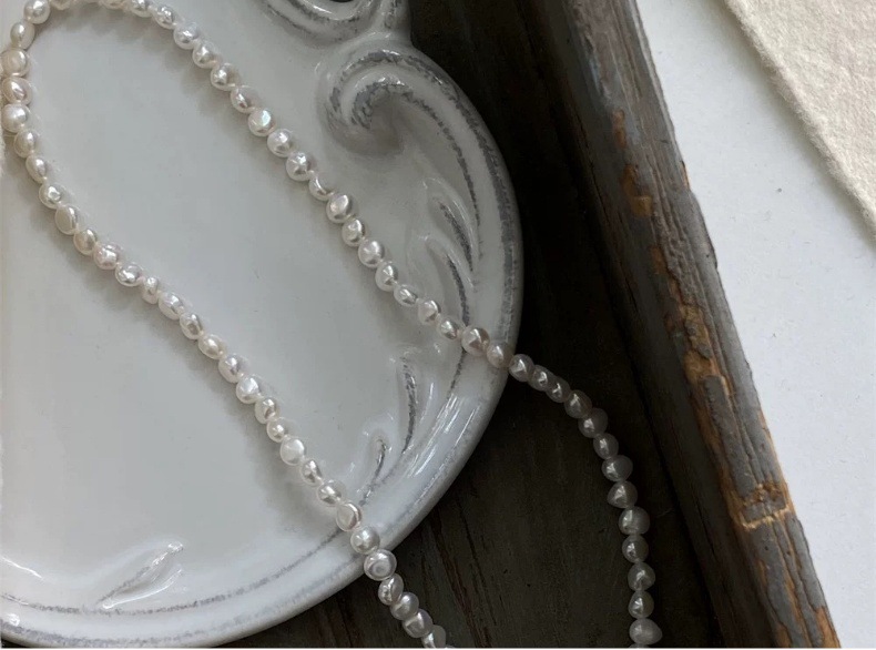 Bright Light Natural Baroque Mini Womens Clavicle Chain Simple Necklace