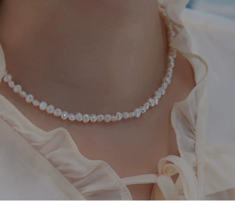 Bright Light Natural Baroque Mini Womens Clavicle Chain Simple Necklace