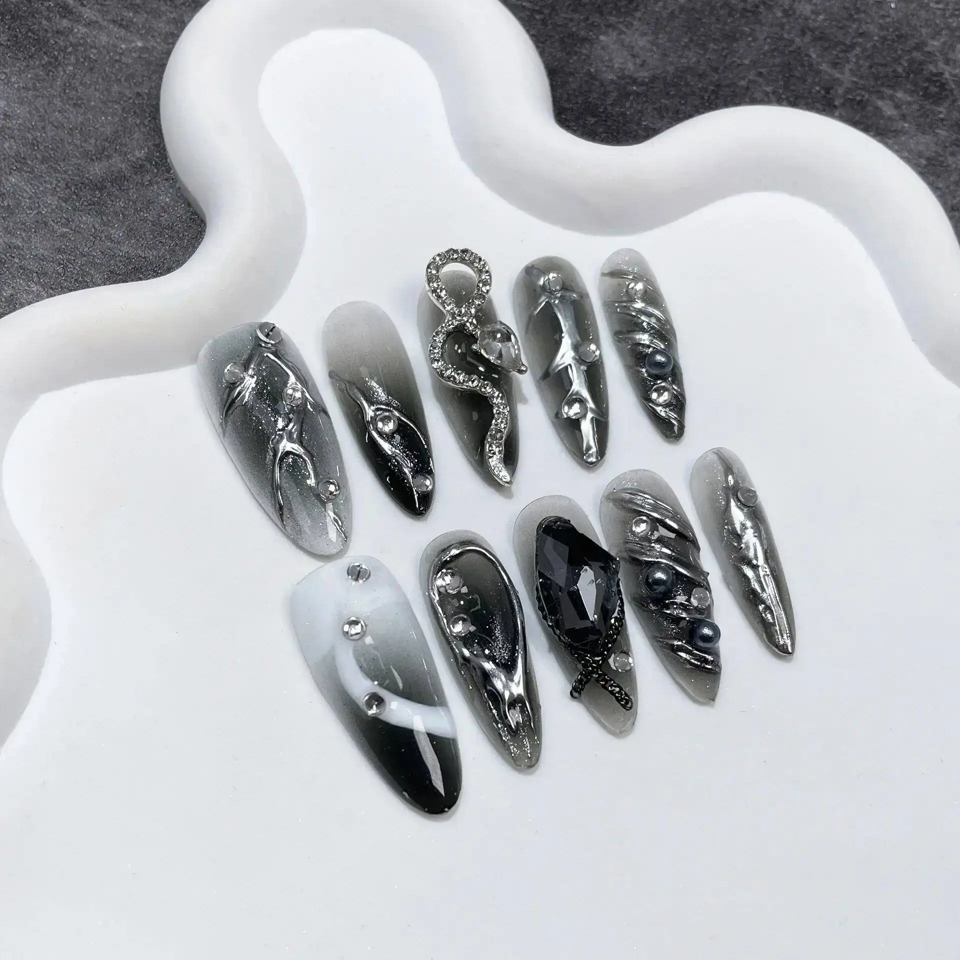 Gradient Shimmering Handmade Pressed Almond-shaped False Nails